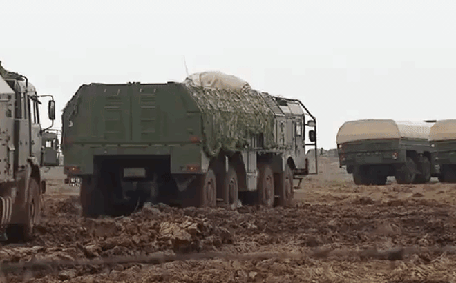 Mỗi bệ phóng (9P78) của tổ hợp tên lửa được trang bị một mái bọc thép để bảo vệ hai tên lửa đạn đạo. Cabin của TEL được gia cố rất cứng để chống lại các mối nguy hóa học, sinh học, phóng xạ và hạt nhân và nhiệt độ khắc nghiệt.