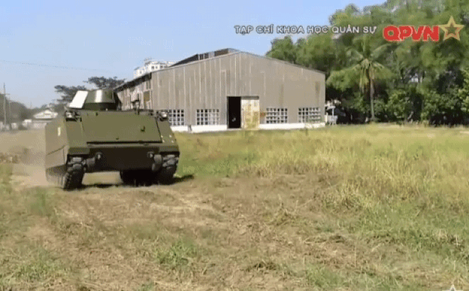 Xe trang bị động cơ công suất 215 mã lực cho tốc độ lớn nhất 60km/h, vượt dốc đứng 30 độ, dốc nghiêng 20 độ, vách đứng cao 0,6m, dự trữ hành trình 150km. Ảnh: QPVN