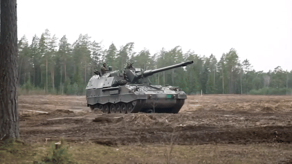 Tốc độ bắn cao đã làm tăng tốc độ hao mòn của các hệ thống, đòi hỏi phải bảo trì thường xuyên.