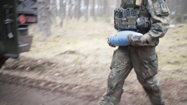 Binh lính Ukraine ca ngợi PzH 2000 vì độ chính xác và tính linh hoạt của, nhấn mạnh tác động đáng kể của nó trong cả hoạt động phòng thủ và tấn công.