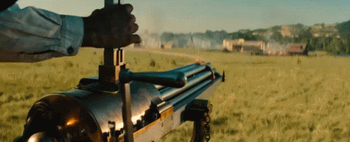 Đặc biệt nhà Thanh rất quan tâm đến vũ khí tối tân của nước ngoài; năm 1874, Lý Hồng Chương (1823-1901, là một nhà chính trị, quân sự, ngoại giao nổi tiếng của triều đình nhà Thanh) đã mua hàng chục khẩu súng máy đa nòng Gatling, thứ được coi vũ khí giết người hàng loạt khi đó. Ảnh: Súng máy Gatling - Nguồn: Wikipedia.