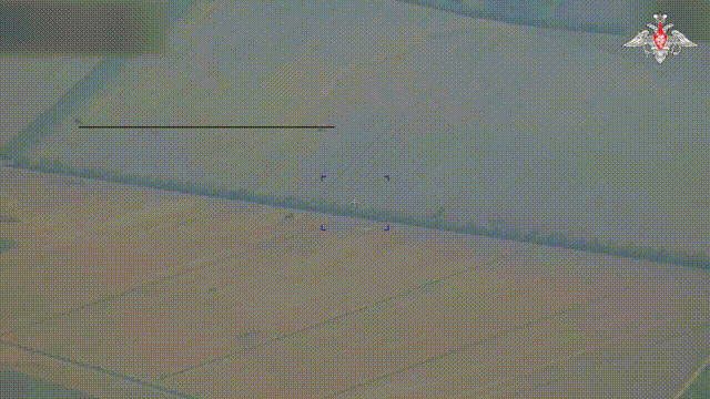 Qua video do Bộ Quốc phòng Nga công bố, có thể thấy vị trí phòng không nằm ở khu vực rộng rãi, bao gồm 4 bệ phóng tên lửa đánh chặn, 1 radar điều khiển hỏa lực AN/MPQ-65, 1 trạm điều khiển tác chiến AN/MSQ-104 và 1 xe phát điện di động EPP. Ảnh: Bộ Quốc phòng Nga.