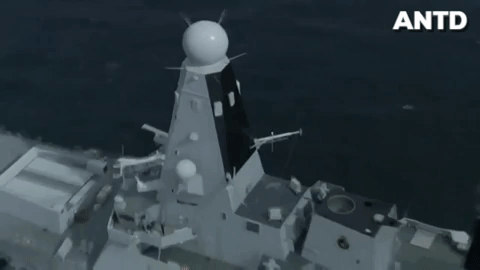 Chiếc tàu khu trục HMS Defender đang ở ngoài khơi Crimea, con tàu với lượng giãn nước đến 8.500 tấn, được trang bị tận răng, với vũ khí công nghệ cao, nhưng lại sợ một chiếc máy bay ném bom cổ; tờ Dailymail của Anh nhấn mạnh.