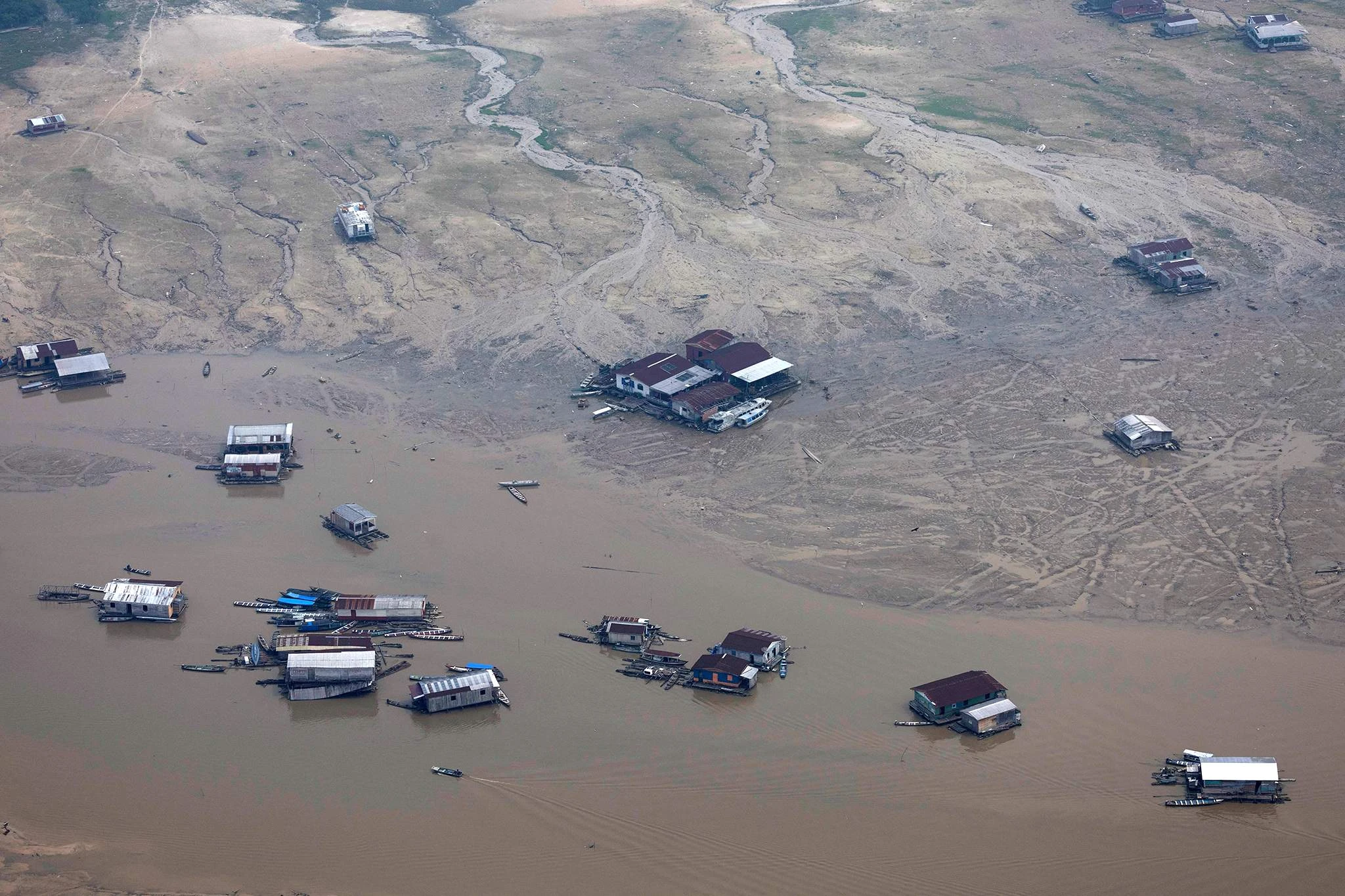 Cận cảnh sông Amazon cạn kiệt vì hạn hán kỷ lục