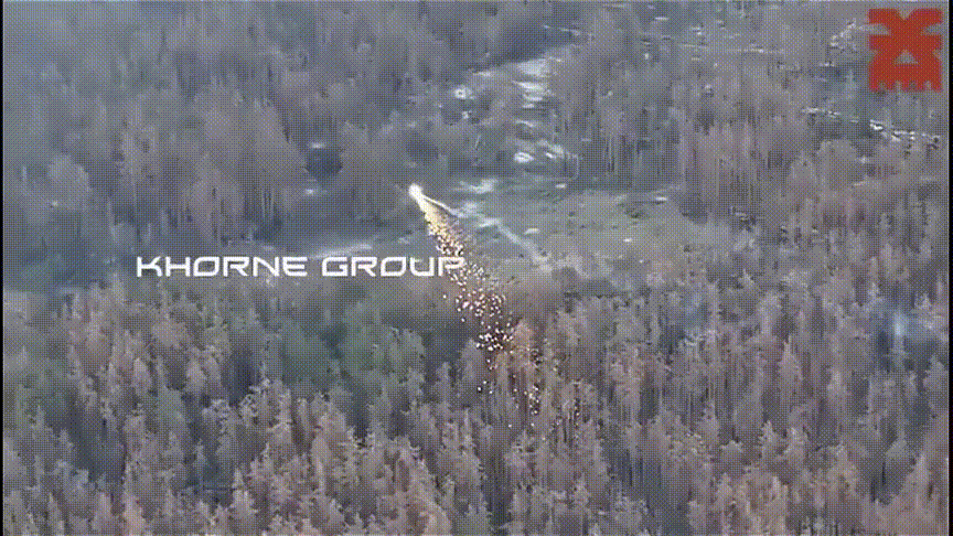 Gần đây, một loạt video đã lan truyền trên mạng xã hội, trong đó có cảnh quay gây sốc do Bộ Quốc phòng Ukraine công bố trên nền tảng Telegram, cho thấy những chiếc máy bay không người lái bay thấp này đã thả ngọn lửa rực cháy một cách chính xác như thế nào vào các vị trí do Nga kiểm soát - thực chất là một kim loại nóng chảy. Ảnh: Sohu.