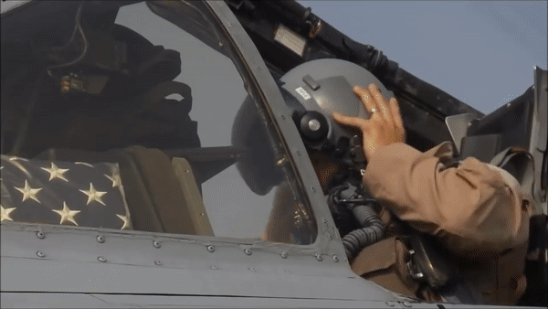 A-10 có khả năng mang một số lượng lớn tên lửa chống tăng như Hellfire, hay tên lửa không đối đất AGM-65.