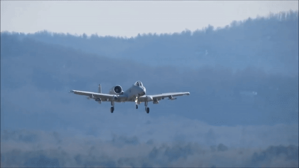 Dù vậy, A-10 cũng tồn tại một số điểm yếu như tốc độ chậm, khả năng cơ động kém, thiếu các hệ thống gây nhiễu và chỉ thị mục tiêu tiên tiến.