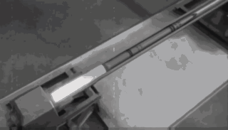 Cụ thể, quả đạn pháo này sẽ bay ra khỏi nòng với gia tốc đầu nòng lên tới 1500 mét/giây, nhanh hơn gấp đôi so với gia tốc đầu nòng của viên đạn AK-47. Nguồn ảnh: Gif.