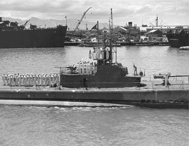 Về vũ khí, tàu ngầm trang bị tới 10 ống phóng ngư lôi (6 đằng trước và 4 ở đuôi - cho phép chiến đấu với kẻ địch bám đuôi mà ko cần thiết phải quay mũi tàu), cơ số đạn 24 ngư lôi. Ngoài ra, con tàu còn có một ụ pháo 76,2mm, hai khẩu pháo 40mm và 20mm bố trí trên mặt boong. Tất nhiên, pháo chỉ có thể triển khai khi tàu trong trạng thái nổi. Đây là thiết kế hỏa lực điển hình trên tàu ngầm thời chiến tranh thế giới thứ 2. Ảnh: Flick