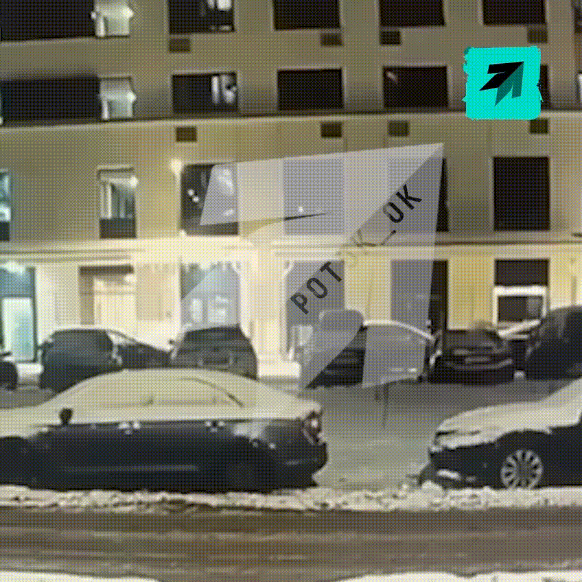 Tại hiện trường vụ nổ, một robot phá dỡ cũng đang hoạt động. Trong đoạn video từ hiện trường, có thể thấy robot đang mở một chiếc xe cho thuê gần lối vào tòa nhà. Các bãi đỗ xe gần đó cũng đang được kiểm tra, bao gồm cả xe của cư dân địa phương. Ảnh: Telegram.