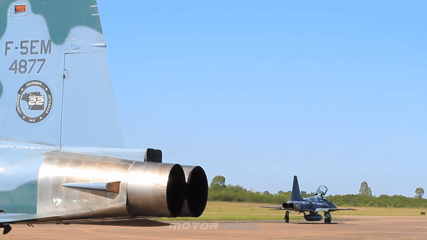 Độ cao hoạt động tối đa đạt 15.800 mét, bán kính chiến đấu là 1.700 km mà không cần thùng nhiên liệu ngoài, cho phép máy bay có thể bay xa để tuần tra trên không.