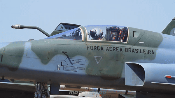 Ngoài ra nâng cấp còn giúp F-5EM tích hợp các tên lửa hiện đại như Python-4 và Derby từ Israel, giúp tăng đáng kể hỏa lực chiến đấu.