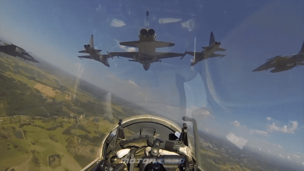 Cung cấp sức mạnh cho F-5EM là hai động cơ phản lực General Electric J85-GE-21B, mỗi động cơ tạo ra lực đẩy 22,2 kN với chế độ đốt sau. Điều này cho phép máy bay đạt tốc độ tối đa mach 1,6.