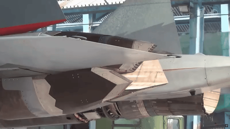 Một đoạn phim mới do Công ty Sukhoi của Nga, một đơn vị thuộc Tập đoàn Máy bay Thống nhất (UAC) công bố, các chuyên gia phân tích suy đoán rằng, dường như Nga đang thử nghiệm máy bay chiến đấu Su-57 với vòi phun động cơ phẳng. Ảnh: chụp từ video UAC/Sukhoi.