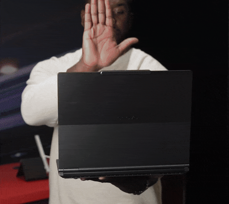 Người dùng có thể kích hoạt màn hình hoặc thu gọn lại bằng nút bấm phía trên bên phải bàn phím. Lenovo cũng cho phép sử dụng cử chỉ để ra lệnh, bằng cách xòe bàn tay phía trước màn hình rồi hất lên, xuống để điều khiển.