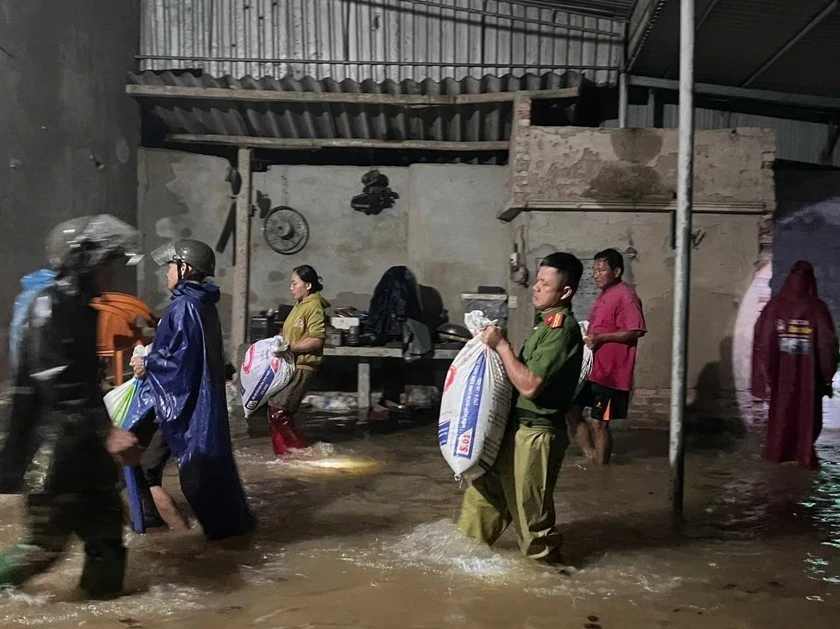 Hà Tĩnh oằn mình hứng chịu đợt mưa lũ trái mùa