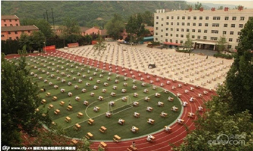 Quang cảnh thi tốt nghiệp kỳ lạ ở Trung Quốc