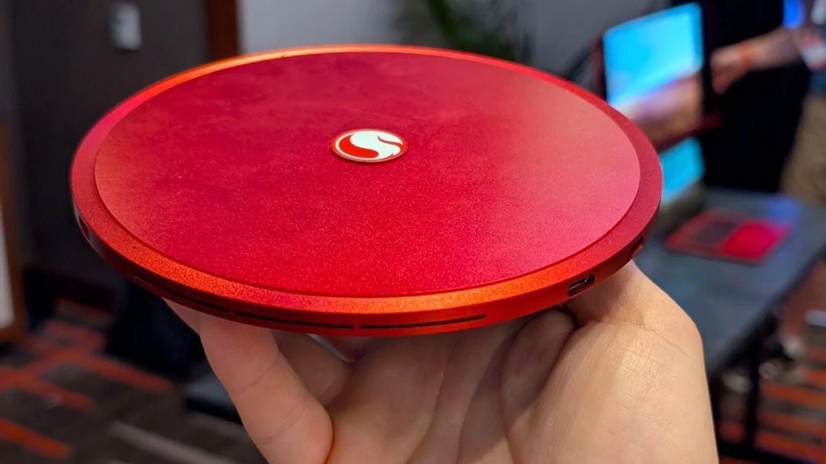 Độc đáo chiếc mini PC mỏng tang với hình thù hệt một chiếc đĩa bay