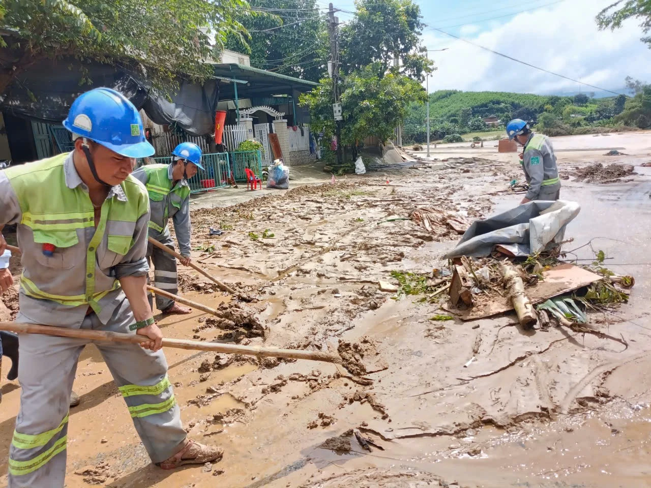 Quảng Ngãi tập trung khắc phục môi trường sau lũ