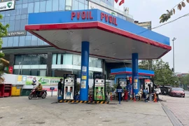 Cảnh tượng bất ngờ tại các cây xăng sau khi giá giảm sâu