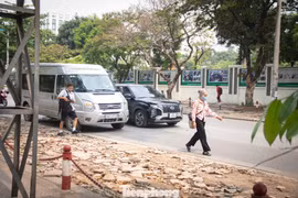 Vỉa hè Hà Nội xuống cấp nghiêm trọng, người đi bộ 'chật vật' di chuyển