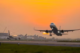 Giá nhiên liệu tăng vọt, hàng không Việt đối mặt cơn bão chi phí