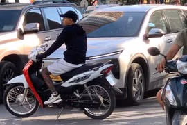 Công an vào cuộc xác minh màn chèn ép, chặn đầu giữa ô tô và xe máy