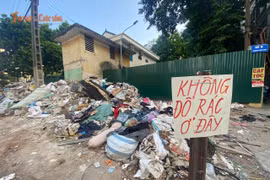 Khi phế thải xây dựng thành điểm tập kết rác sinh hoạt giữa các khu dân cư