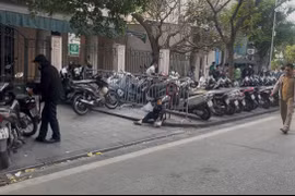 'Chật vật' gửi xe quanh Bệnh viện Việt Đức