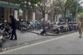 'Chật vật' gửi xe quanh Bệnh viện Việt Đức