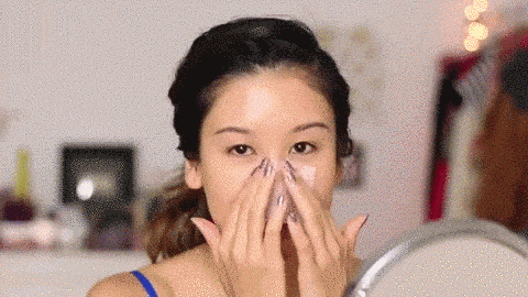 Nếu dùng BB cream thì sau khi tán đều kem nền dùng giấy thấm dầu để loại bỏ bớt dầu thừa.