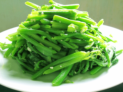 Rau bí xào tỏi là món ngon từ bí đỏ đơn giản và phổ biến nhất. Tuy thời gian sơ chế hơi lâu vì phải tước rau nhưng đổi lại bạn sẽ có môt món ăn đẳng cấp nhà hàng nếu xào và giữ được độ xanh của rau. (Ảnh: phunutoday)