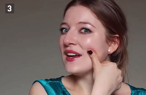 Động tác 3: Đặt ngón cái của bản tay trái lên mép miệng phải, dùng lực vừa ấn vừa kéo nhẹ nhàng lên đến tai khoảng 20 nhịp. Đổi bên, thực hiện tương tự là hoàn thành.