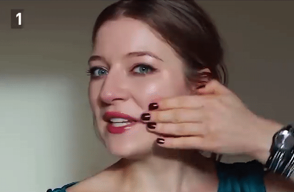 Động tác 1: Dùng 4 ngón tay của hai bàn tay lần lượt vuốt nhẹ với một lực vừa phải từ khóe môi lên đến tai. Cứ như vậy trong vòng 2 phút thì đổi bên, thực hiện tương tự là hoàn thành.