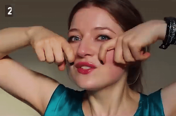 Động tác 2: Gập ngón tay trỏ lại rồi áp sát vài gò mát. Tiếp đó, ấn với lực vừa đủ, đồng thời miết dài từ cánh mũi lên thái dương, thực hiện cho hai bên mặt cùng lúc trong khoảng 3 phút.