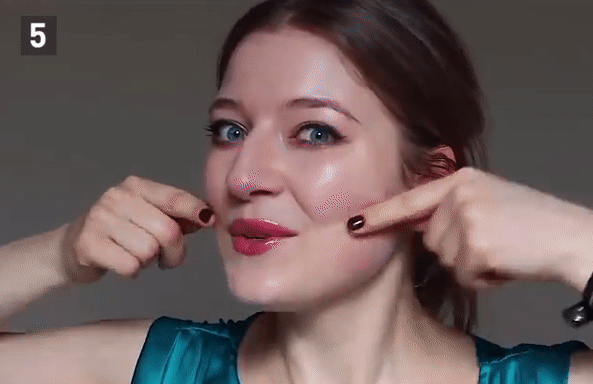 Động tác 5: Đặt đầu ngón trỏ và ngón cái lên vùng má như tạo thành chiếc kềm, kế đó, ấn nhẹ vùng gò má khoảng 1 phút là xong