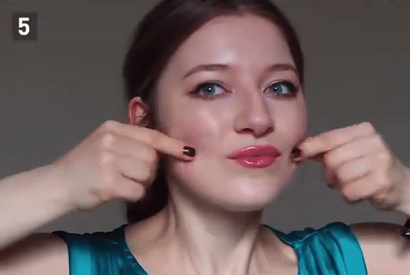 Động tác 6: Đặt hai lòng bàn tay ra trước, bằng với chiều cao của cổ. Kế đó, đưa cằm vào giữa, áp sát vào lòng bàn tay. Sau đó, cúi đầu mạnh xuống, kéo lòng bàn tay đến tai thì quay về tư thế ban đầu. Thực hiện động tác này khoảng 20 nhịp Một lưu ý bạn cần nhớ là nên mát xa da mặt trước khi đi ngủ ít nhất 2 giờ đồng hồ để không làm bạn cảm thấy khó đi vào giấc ngủ.