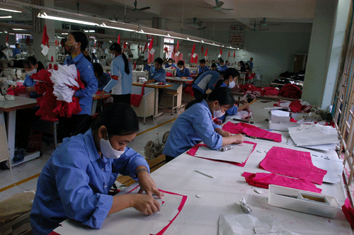 NLĐ thường được thưởng tết 1 tháng lương (ảnh chụp tại Khu công nghiệp Bình Dương). Ảnh: Minh Nguyệt