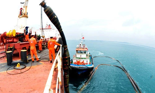 Tường tận cảnh bơm vàng đen từ Vũng Tàu về Quảng Ngãi