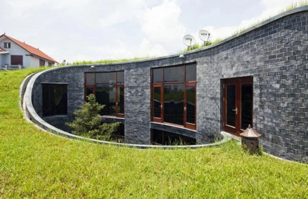 Tận mục “nhà đá” hình xuyến kỳ lạ tại Quảng Ninh