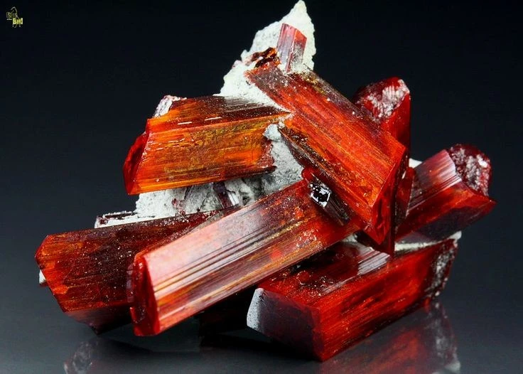 Đá khoáng đỏ huyền bí, xua tà ma... trừ rắn độc hiệu quả