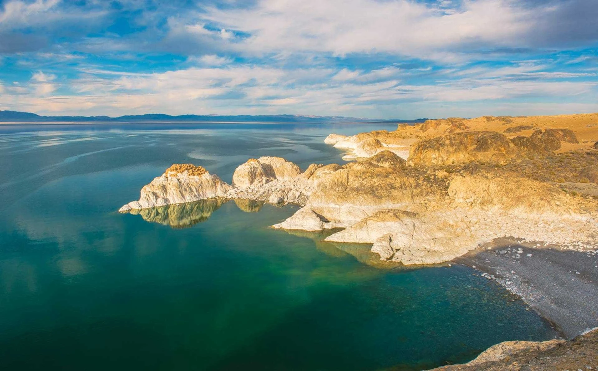 Khám phá hồ nước mặn 'không lối thoát' lớn nhất Mông Cổ