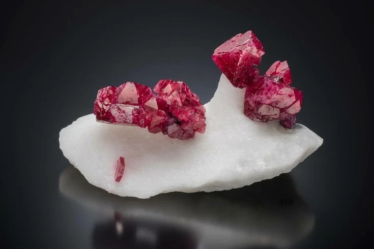 Cận cảnh khoáng vật đỏ rực, cực hiếm, giá cao hơn kim cương 