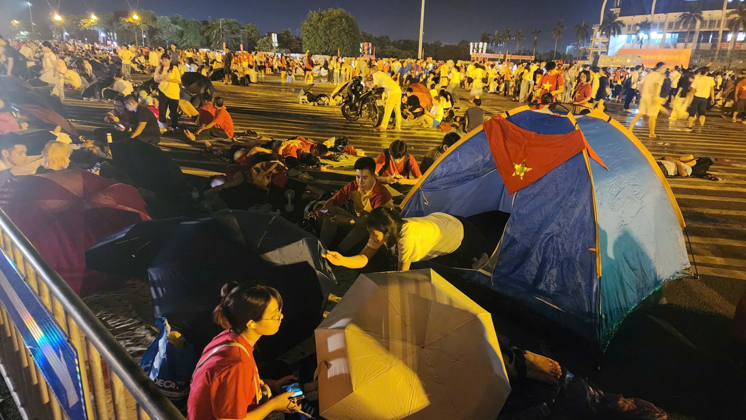  Người dân xuyên đêm chờ bắn đại bác ở Mỹ Đình