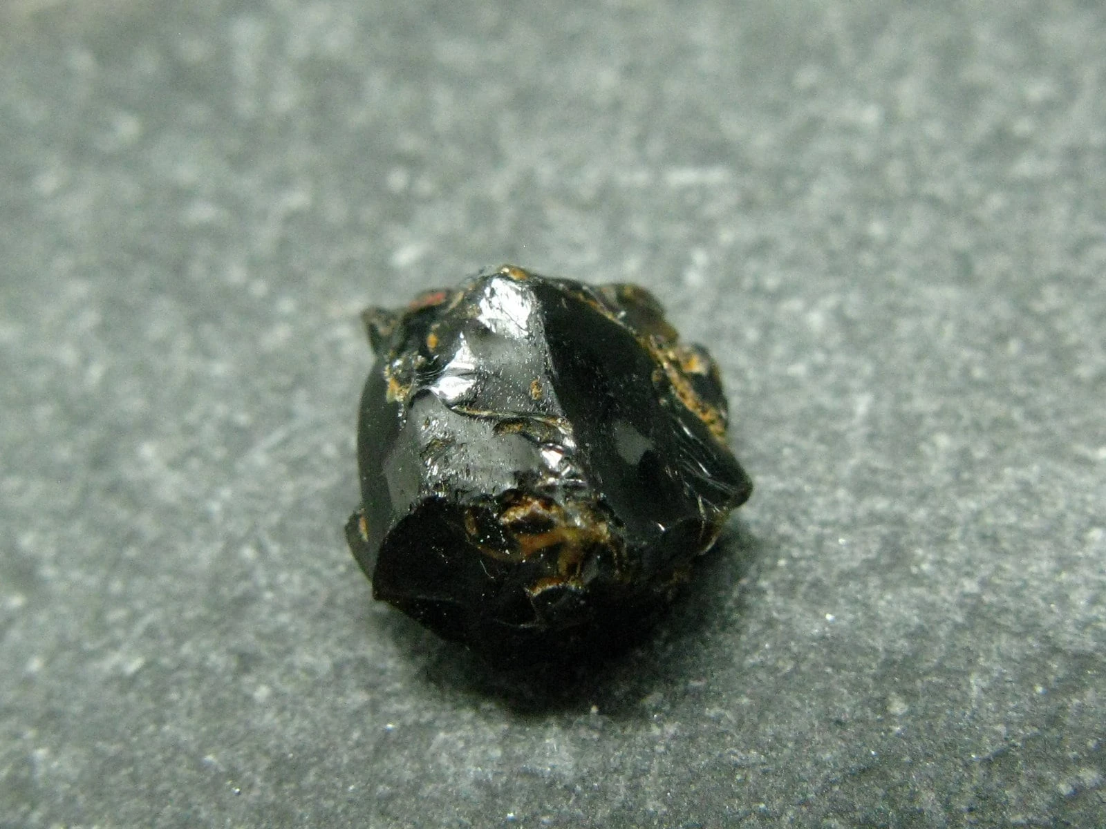 Ngỡ ngàng khoáng vật bí ẩn nhất thế giới, trăm nghìn USD mỗi carat 