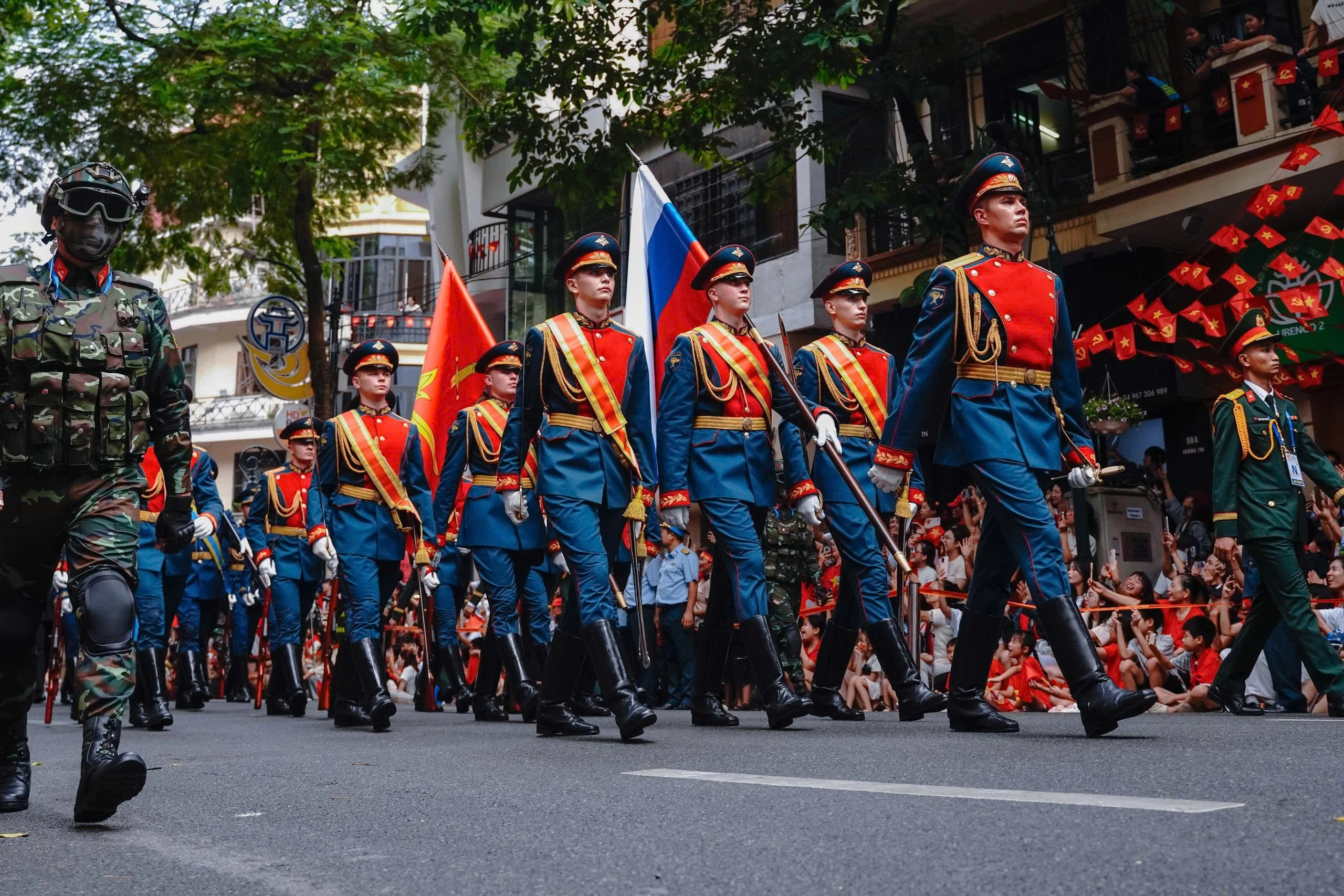Hùng tráng cảnh các khối quân đội nước ngoài diễu hành trên đường phố Hà Nội