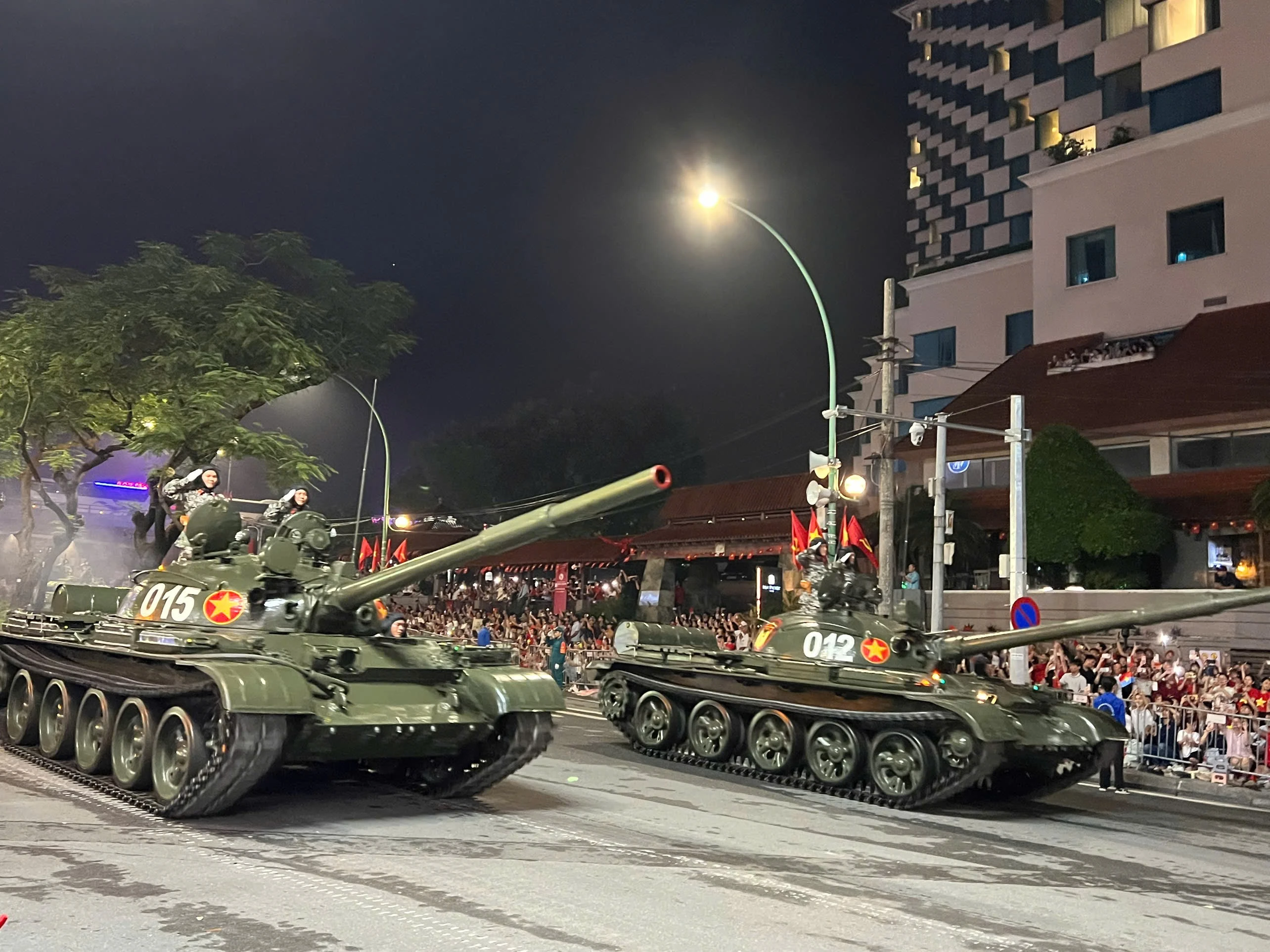 Đoàn xe tăng, thiết giáp tiến về Quảng trường Ba Đình lúc 3h sáng