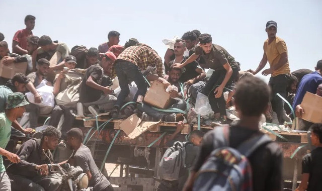 Người dân Palestine tập trung tại một điểm phân phối viện trợ ở hành lang Netzarim của Gaza vào ngày 30/7/2025. Ảnh: Anadolu. gaza1.png