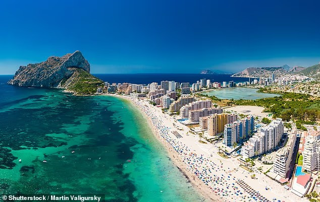 Bé gái qua đời tại một bệnh viện ở Alicante, Costa Blanca, sau cú ngã thương tâm lúc 5 giờ sáng tại một khu chung cư ở khu nghỉ dưỡng Calpe gần đó (ảnh). Ảnh: Shutterstock. taybannha.png