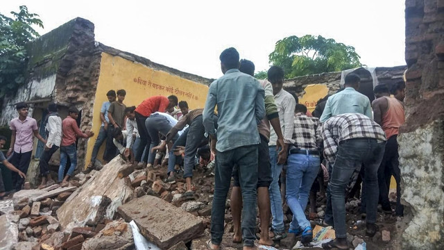 Người dân tìm kiếm các nạn nhân sau vụ sập trường học. Ảnh: PTI. ando1.jpg